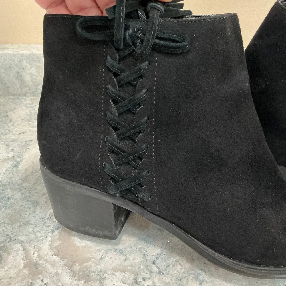 Betsey Johnson Ankle Boots Autumnn 9M Black Suede Tassel Block Heel Pointed Toe
